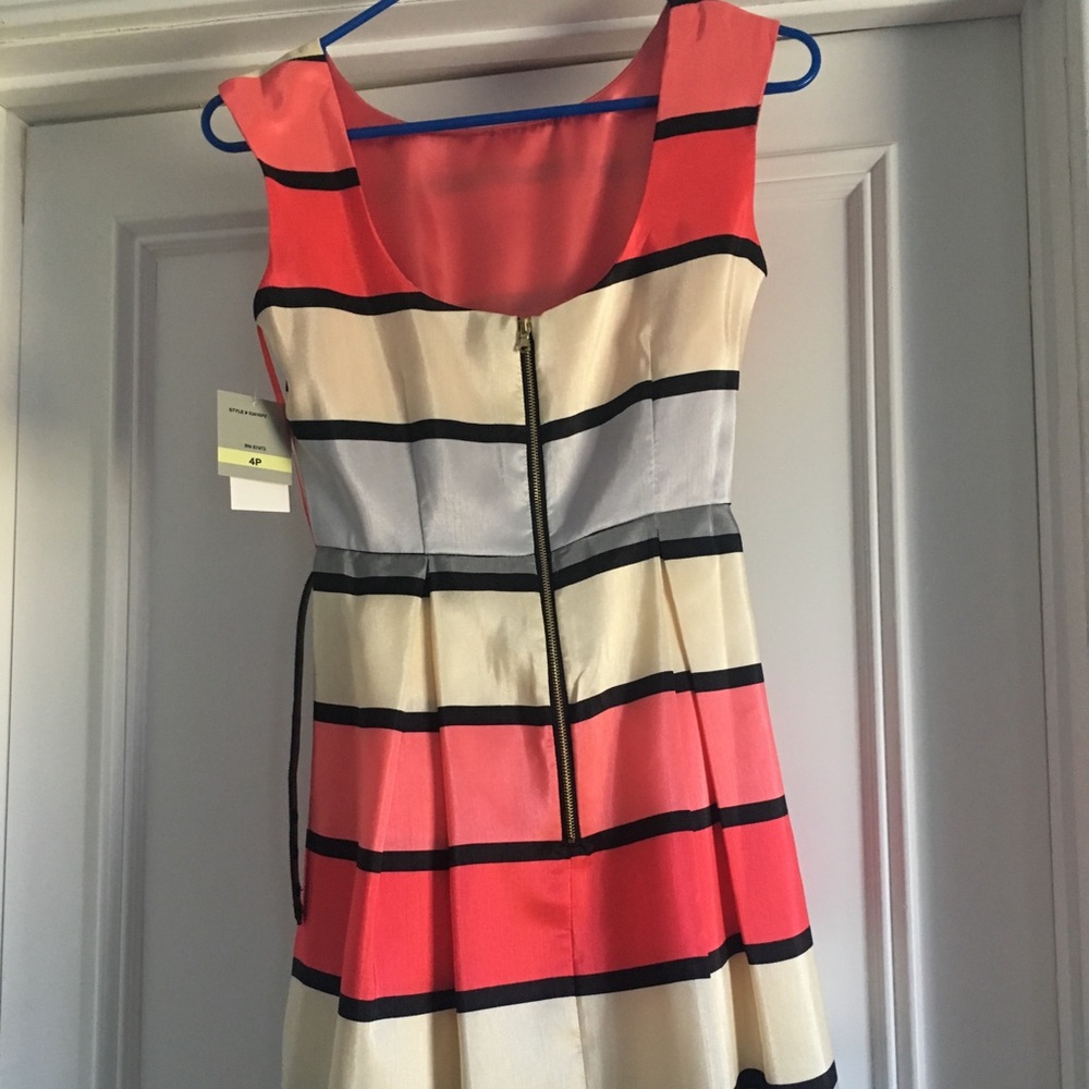 Dress - Picture 4 of 4